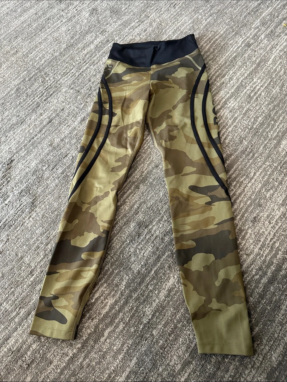 BETTER BODIES Camo High-Waist Leggings in Olive and Black